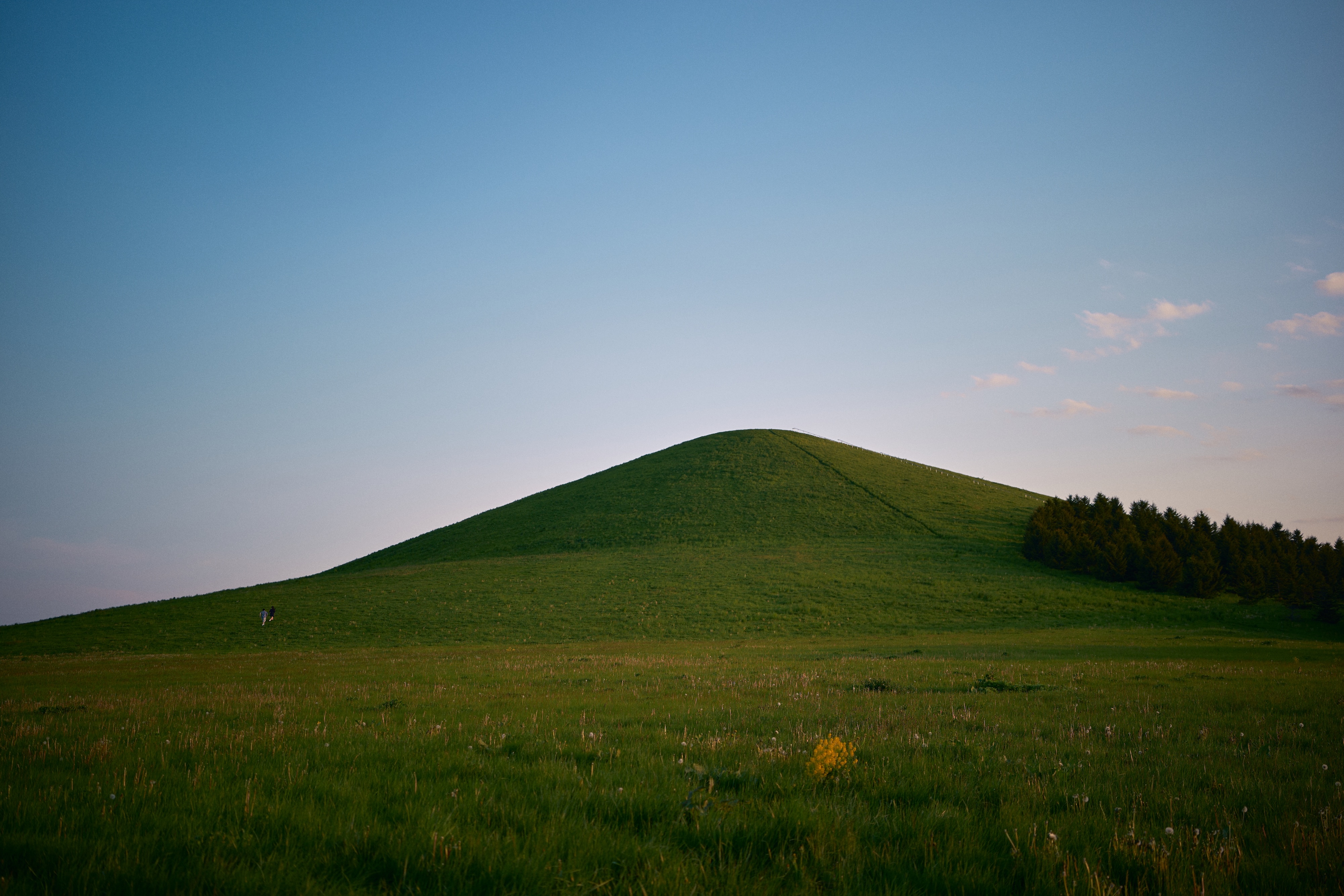 北海道札幌市のモエレ沼公園。モエレ山を望む。
