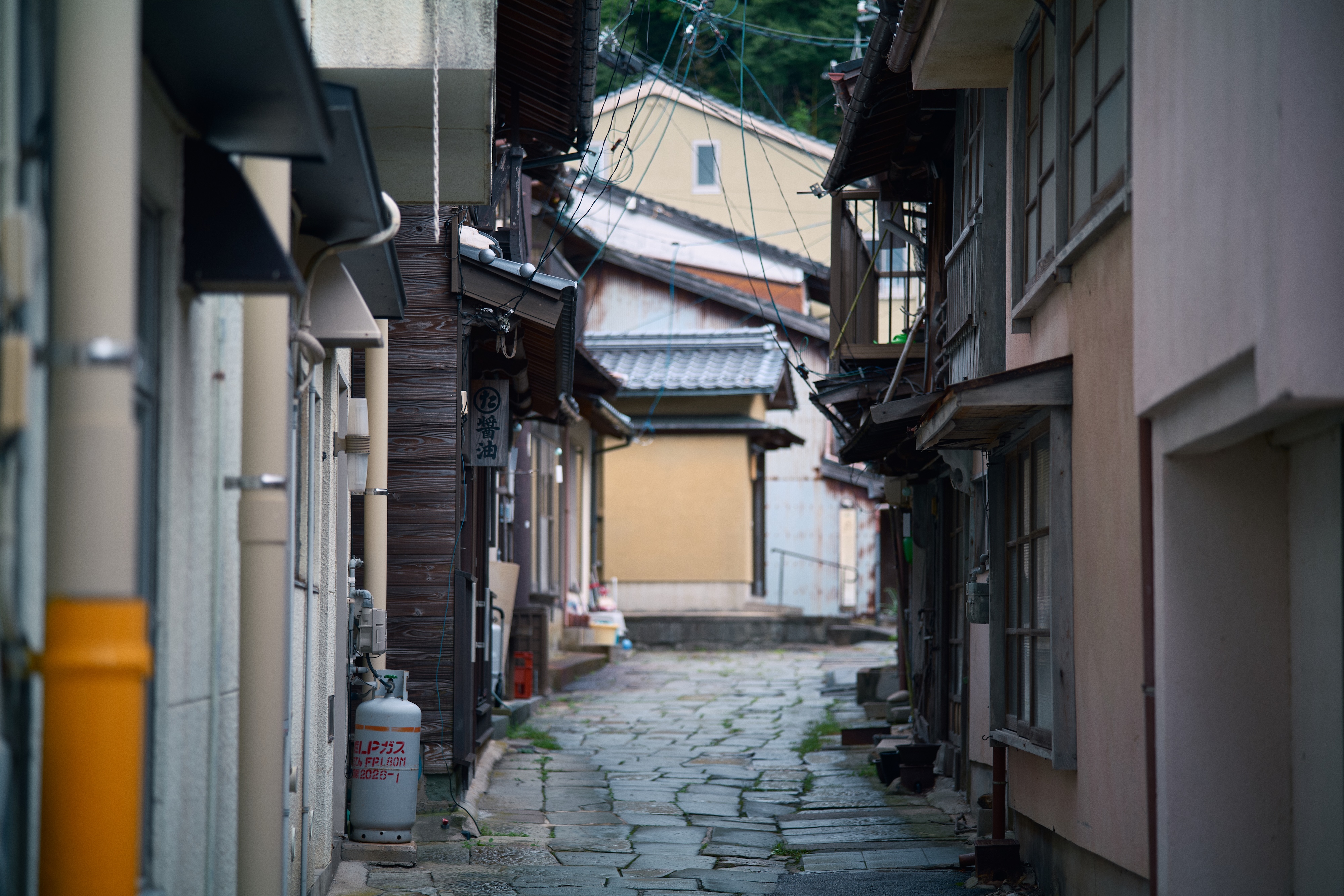 島根県美保神社近辺の青石畳通り。昔ながらの風情漂う木造建築の間の細い道。